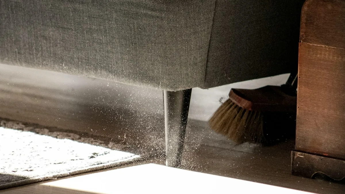 Comment nettoyer tissu canapé : du sec d'abord, l'eau après