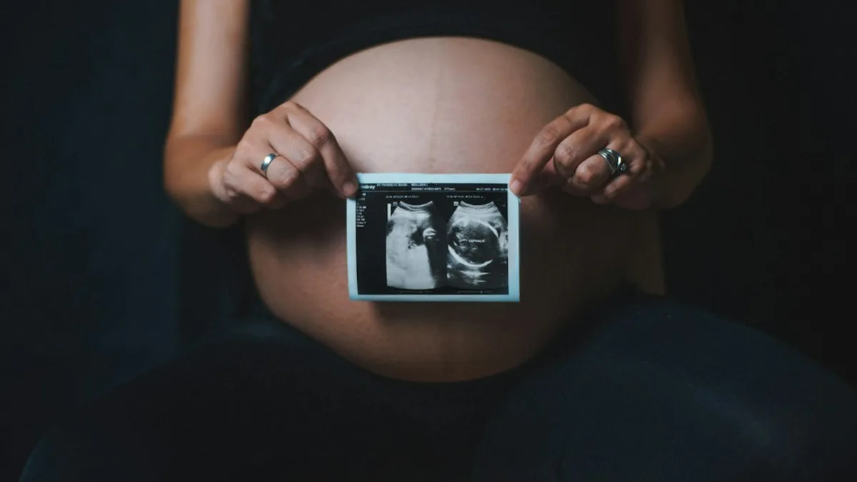 Où se trouve bébé dans le ventre à 1 mois