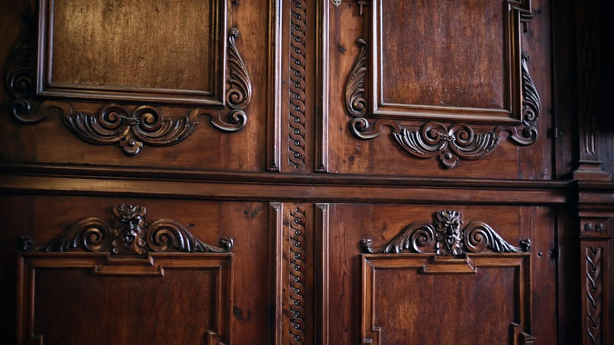 Relooker une armoire en bois : peinture, poignées, patine